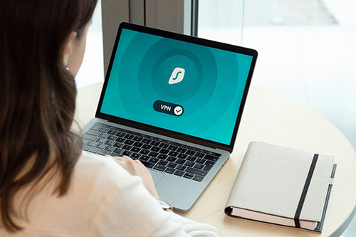 如何在区块链溯源系统中实现智能合约的自动执行？