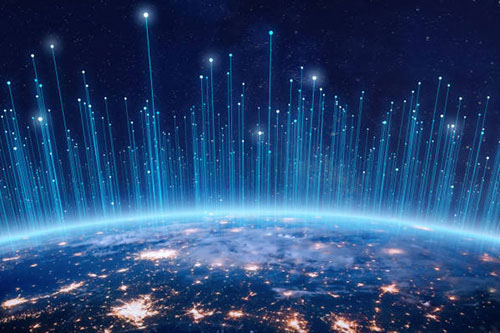 在智能合约中，如何进行身份验证和权限管理？