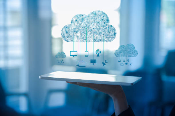 在评估数字资产时，应如何考虑其技术背景和团队实力？