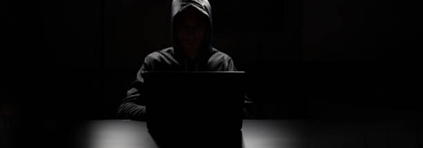 在区块链中，如何识别和锁定攻击者的身份？