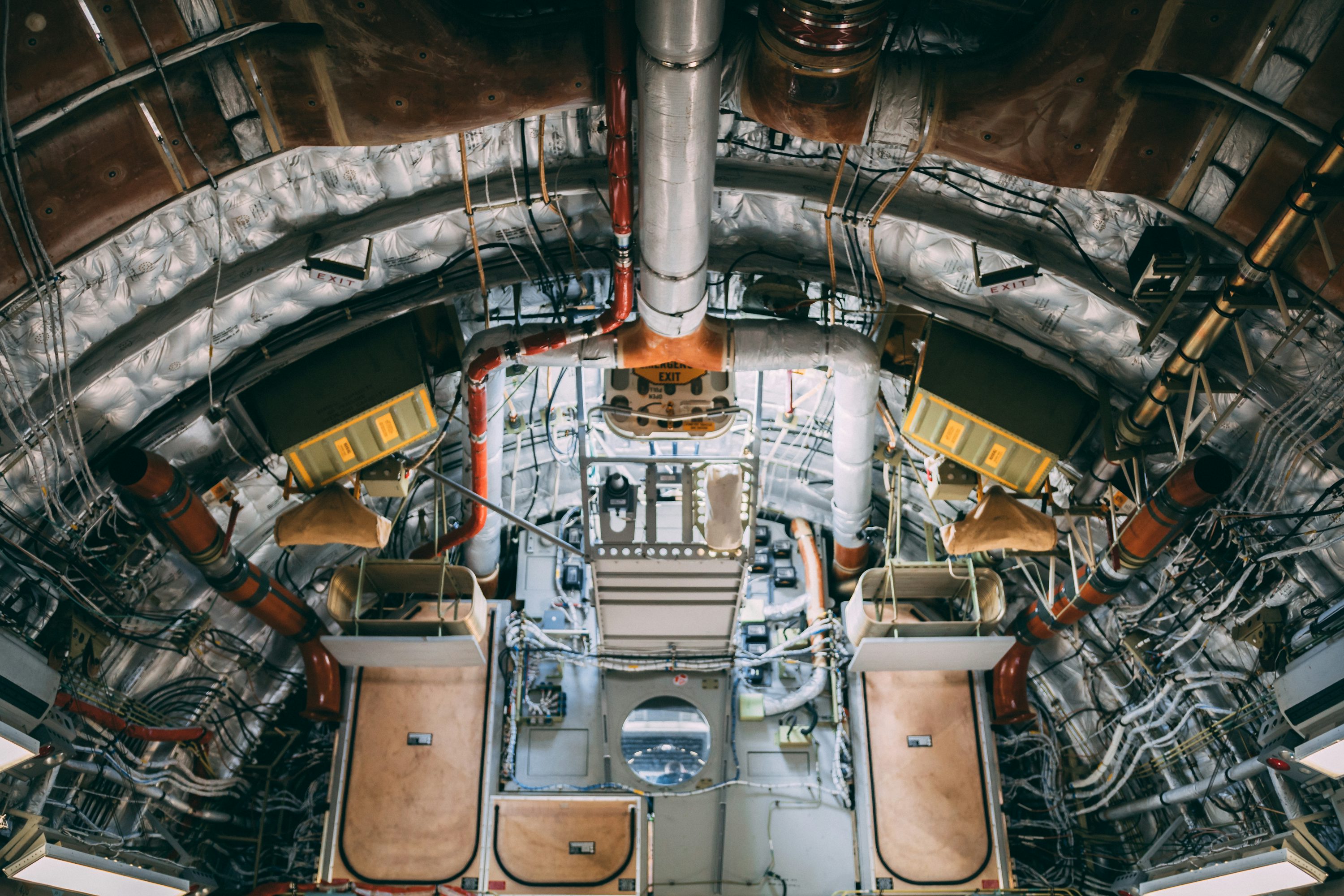 在数据防篡改方面，区块链与传统数据库相比有哪些优势？