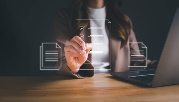 攻击者如何利用重入攻击来破解智能合约？